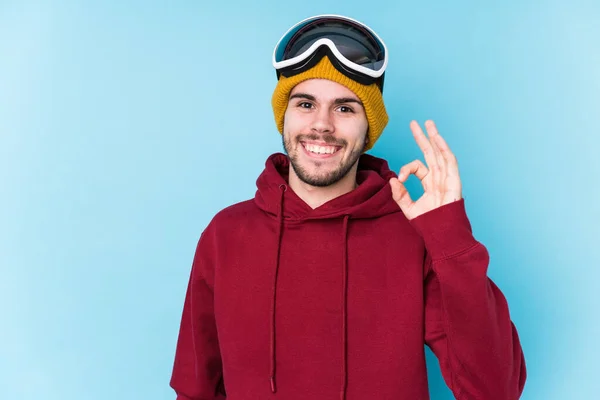 Jovem Caucasiano Vestindo Uma Roupa Esqui Isolado Alegre Confiante Mostrando — Fotografia de Stock