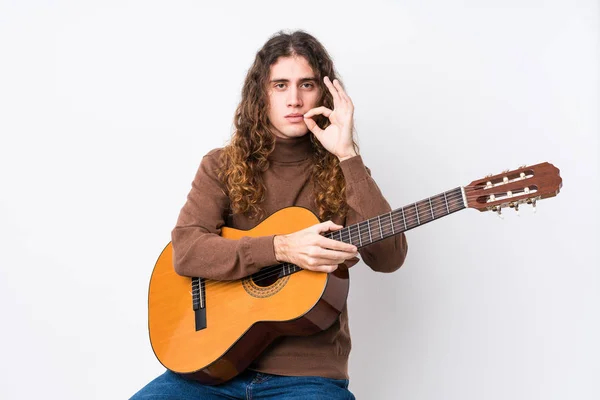 Joven Hombre Caucásico Tocando Guitarra Aislado Con Los Dedos Los —  Fotos de Stock