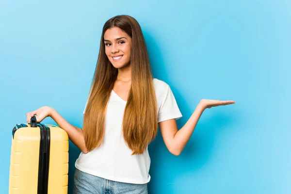 Joven Mujer Caucásica Sosteniendo Una Maleta Viaje Mostrando Espacio Copia —  Fotos de Stock