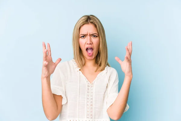 Jong Blond Blank Vrouw Geïsoleerd Schreeuwen Naar Hemel Omhoog Kijken — Stockfoto