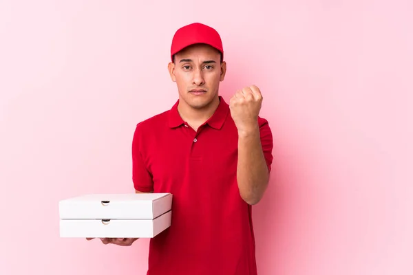 若いピザ配達ラテン人隔離されたカメラへの拳を示す 積極的な顔の表情 — ストック写真