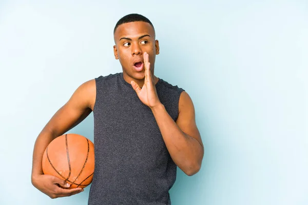 Giovane Uomo Colombiano Che Gioca Basket Isolato Sta Dicendo Una — Foto Stock