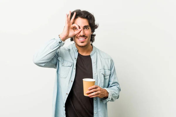 Mladý Cool Muž Pije Kávu Vzrušený Udržet Gesto Oku — Stock fotografie