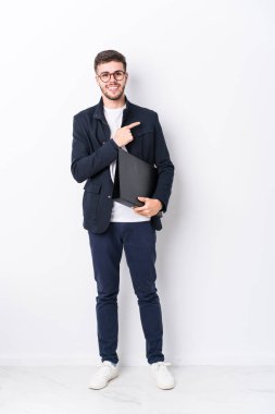 Kafkas 'lı genç adam, izole edilmiş. Gülümseyerek işaret parmağıyla işaret ediyor..