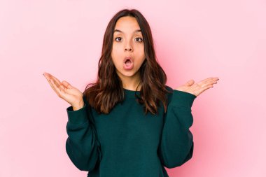 Latin kökenli genç bir kadın şaşırdı ve şok oldu..