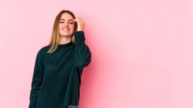 Pembe arka planda izole edilmiş beyaz bir kadın neşeli bir şekilde gülüyor. Mutluluk kavramı.