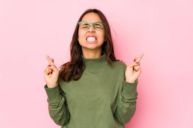 Genç melez İspanyol kadın şans dilemek için parmaklarını çaprazladı.