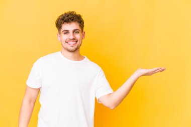  Avuçta bir kopya alanı ve belinde başka bir el gösteren.