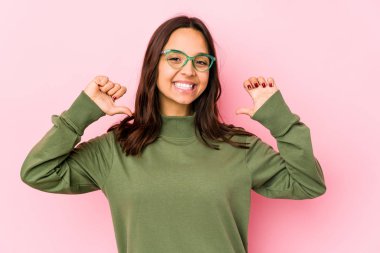 Genç melez İspanyol kadın kendini gururlu ve kendinden emin hissediyor, örnek olarak..