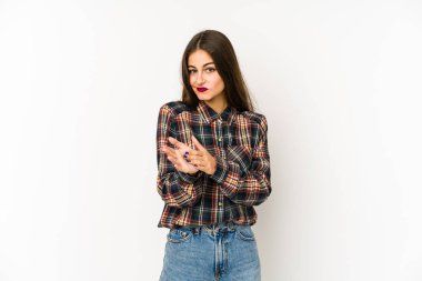 Beyaz arka planda izole edilmiş genç beyaz kadın enerjik ve rahat hissediyor, ellerini ovuşturuyor..