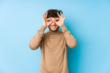 Genç Arap adam izole edilmiş, gözlerinde iyi işaretler var.