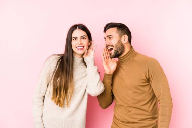 Kafkasyalı genç çift bir dedikoduyu dinlemeye çalışıyor..