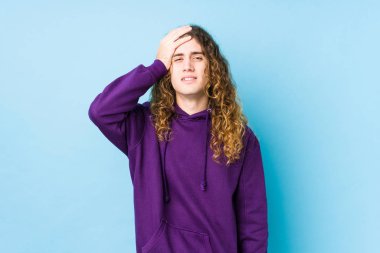 Uzun saçlı adam şok olmuş gibi davranıyor. Önemli bir buluşmayı hatırladı..