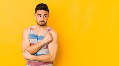 Kafkasyalı genç adam sarı fırında izole edilmiş, kafası karışmış, kuşkulu ve emin değil..