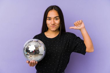 Bir balo partisi düzenleyen Asyalı genç bir kadın gururlu ve kendinden emin, örnek olarak..