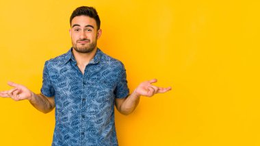 Kafkasyalı genç adam sarı fırında izole edilmiş. Sorgulama sırasında omuz silkiyor ve şüphe ediyor..