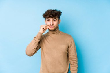 Dudakları dudaklarında bir sır saklayan genç bir Arap adam..