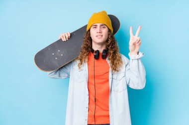 Kafkasyalı genç kaykaycı iki numarayı parmaklarıyla gösterdi..