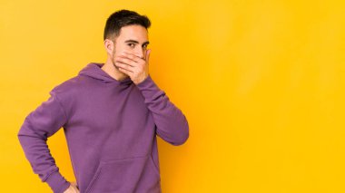 Kafkasyalı genç adam sarı fırında izole edilmiş ağzı kapalı ve elleri endişeli görünüyor..