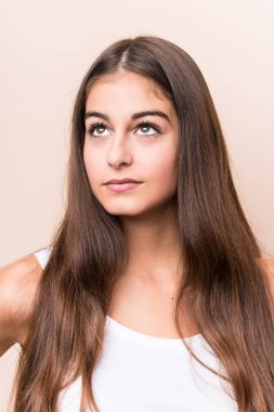 Bej arka planda beyaz bir kadın.