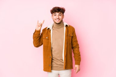 Yalnız poz veren genç bir Arap. 