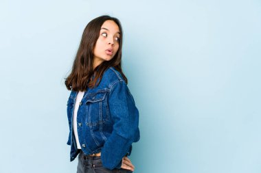 Genç, melez, yalnız bir kadın. Gülümsüyor, neşeli ve keyifli görünüyor..