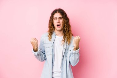 Uzun saçlı adam yalnız poz veriyor gamsız ve heyecanlı. Zafer konsepti.