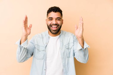 Genç, melez, Arap bir adam izole edilmiş. Hoş bir sürpriz bekliyor. Heyecanlı ve el kaldırıyor..