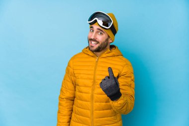 Genç kayakçı Kafkasyalı izole edilmiş, parmağıyla seni işaret ediyor sanki davet ediyormuş gibi..