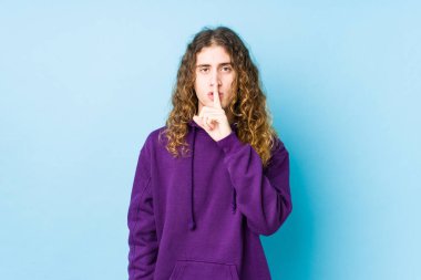 Uzun saçlı adam yalnız poz veriyor. Sır saklıyor ya da sessizlik istiyor..