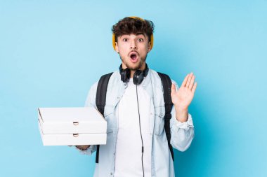 Elinde pizza tutan genç Arap öğrenci şaşırdı ve şok oldu..