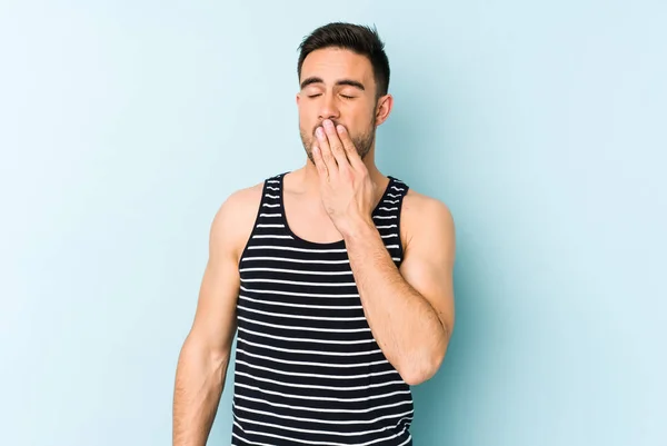 Jovem Caucasiano Isolado Fundo Azul Bocejo Mostrando Gesto Cansado Cobrindo — Fotografia de Stock