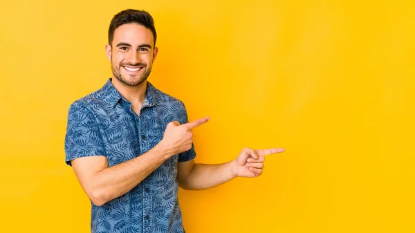 Jonge Blanke Man Geïsoleerd Gele Bakgrond Opgewonden Wijzend Met Wijsvingers — Stockfoto