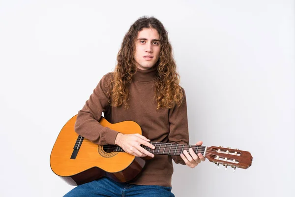 Młody Biały Człowiek Gra Gitarze Odizolowany Szczęśliwy Uśmiechnięty Wesoły — Zdjęcie stockowe
