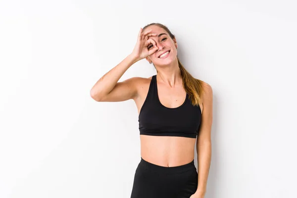 Jonge Blanke Fitness Vrouw Poseren Een Witte Achtergrond Opgewonden Houden — Stockfoto