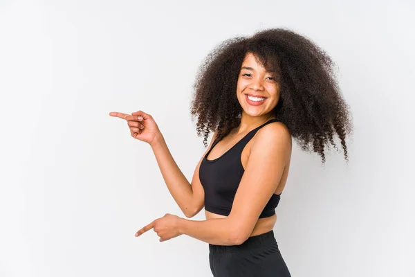 Jong Afrikaans Amerikaans Sportief Vrouw Enthousiast Wijzend Met Wijsvingers Weg — Stockfoto