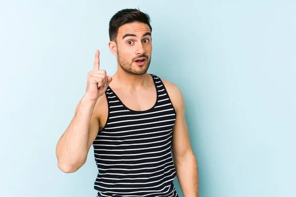 Joven Hombre Caucásico Aislado Sobre Fondo Azul Teniendo Una Idea — Foto de Stock