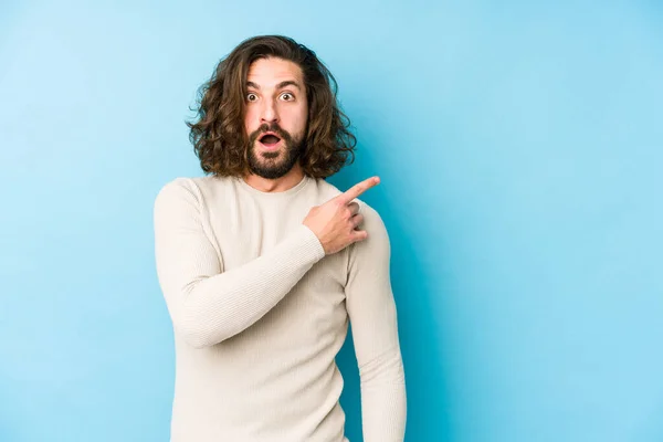 Junger Mann Mit Langen Haaren Isoliert Auf Blauem Hintergrund Der — Stockfoto