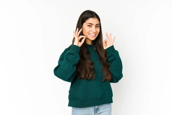 Jonge Indiaanse Vrouw Geïsoleerd Paarse Achtergrond Vrolijk Zelfverzekerd Tonen Gebaar — Stockfoto