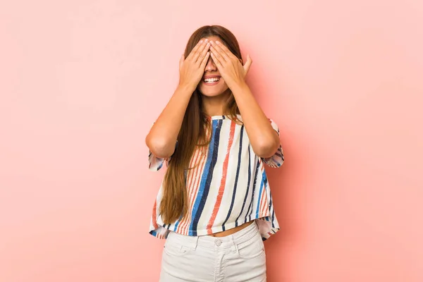 Jeune Femme Mince Couvre Les Yeux Avec Les Mains Sourit — Photo