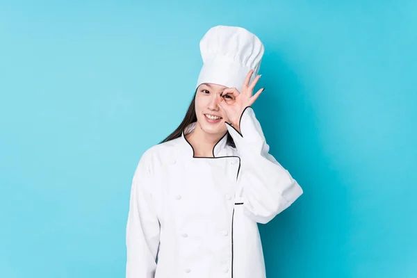 Ung Kinesisk Kock Kvinna Isolerade Glada Hålla Gest Ögat — Stockfoto