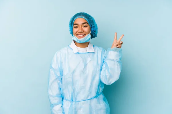 Giovane Chirurgo Asiatico Donna Isolato Gioioso Spensierato Mostrando Simbolo Pace — Foto Stock