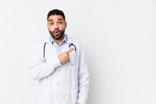 Mladý Arabský Lékař Muž Izolovaný Ukazuje Stranu — Stock fotografie