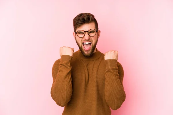 Joven Hombre Caucásico Aislado Sobre Fondo Rosa Animando Despreocupado Emocionado —  Fotos de Stock