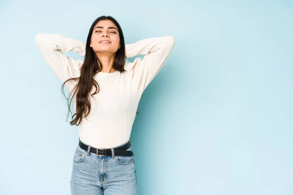 Mujer India Joven Aislada Sobre Fondo Azul Sintiéndose Segura Con — Foto de Stock