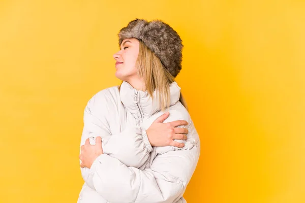Jovem Loira Caucasiana Vestindo Uma Roupa Inverno Abraços Isolados Sorrindo — Fotografia de Stock