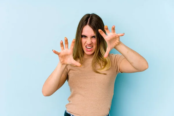 Jonge Blanke Vrouw Geïsoleerd Blauwe Achtergrond Tonen Klauwen Imiteren Van — Stockfoto