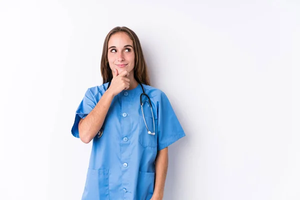 Ung Sjuksköterska Kvinna Isolerad Tittar Sidledes Med Tveksamma Och Skeptiska — Stockfoto