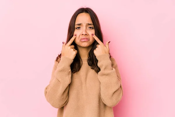 Mujer Hispana Joven Mestiza Aislada Llorando Infeliz Con Algo Agonía —  Fotos de Stock