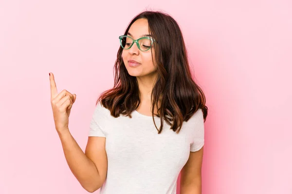 Mujer Hispana Joven Mestiza Aislada Señalándote Con Dedo Como Invitaras —  Fotos de Stock